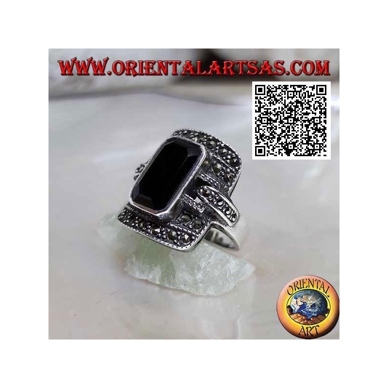 Anillo de plata con ónix talla baguette en marco rectangular y ganchos tachonados de marcasita