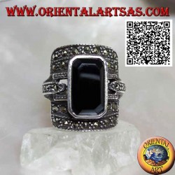 Silver ring with baguette cut onyx on rectangular frame and hooks studded with marcasite