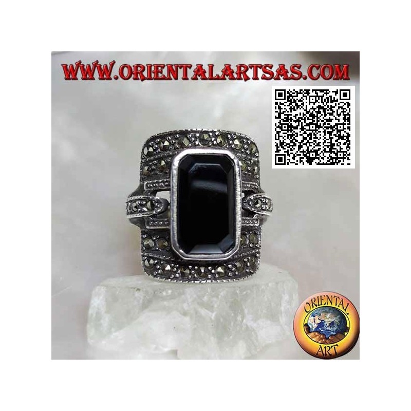Bague en argent avec onyx taille baguette sur cadre rectangulaire et crochets cloutés de marcassite
