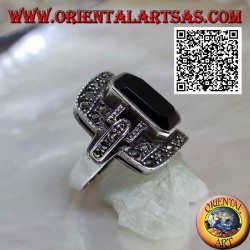 Anillo de plata con ónix talla baguette en marco rectangular y ganchos tachonados de marcasita