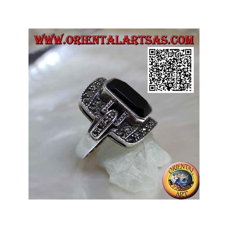 Bague en argent avec onyx taille baguette sur cadre rectangulaire et crochets cloutés de marcassite