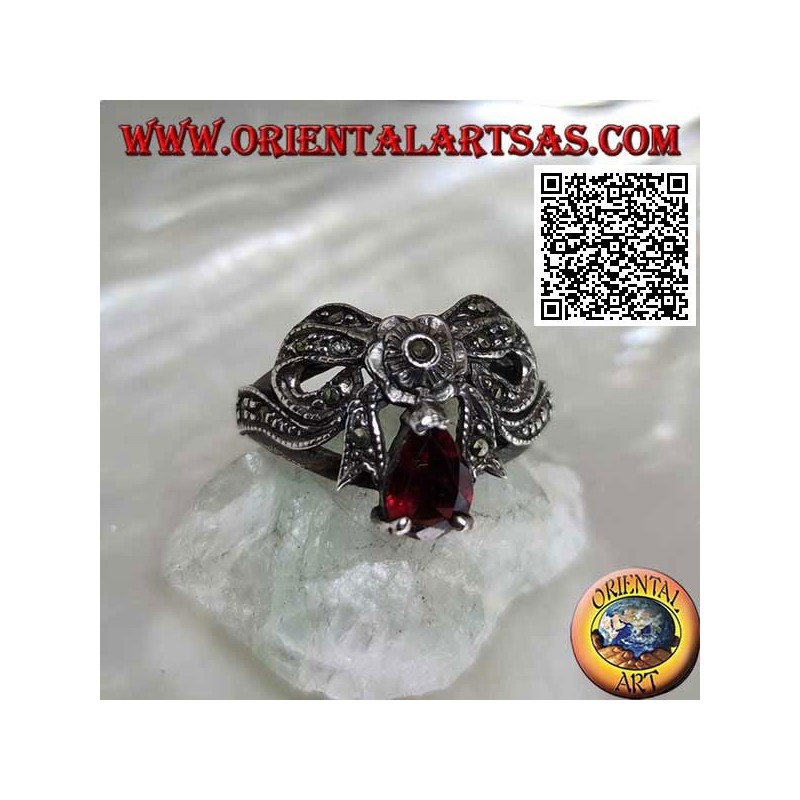 Anello in argento a forma di fiocco tempestato di marcassite con fiore centrale e granato a goccia incastonato