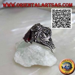 Anillo de plata en forma de lazo tachonado de marcasita con flor central y engastado de granate en forma de gota