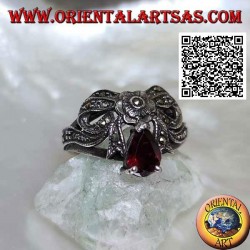 Anillo de plata en forma de lazo tachonado de marcasita con flor central y engastado de granate en forma de gota
