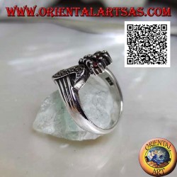 Bague en argent en forme de V avec onde centrale de marcassite et 6 grenats ronds