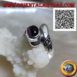 Anillo de plata con banda yuxtapuesta con bandas de crisoberilo y marcasita ojo de gato moradas