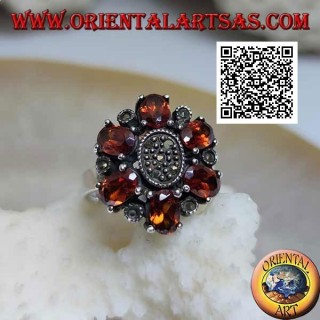 Bague fleur en argent avec 6 grenats mandarins ovales (Spessartina) et marcassite centrale