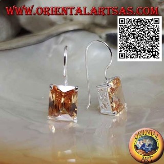 Orecchini in argento pendenti con zircone champagne rettangolare incastonato su montatura liscia con trafori laterali