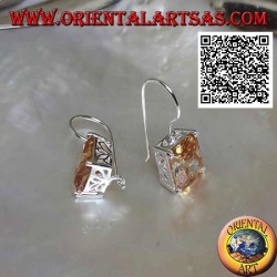 Pendientes colgantes de plata con circonita champán rectangular engastada en un marco liso con aberturas laterales