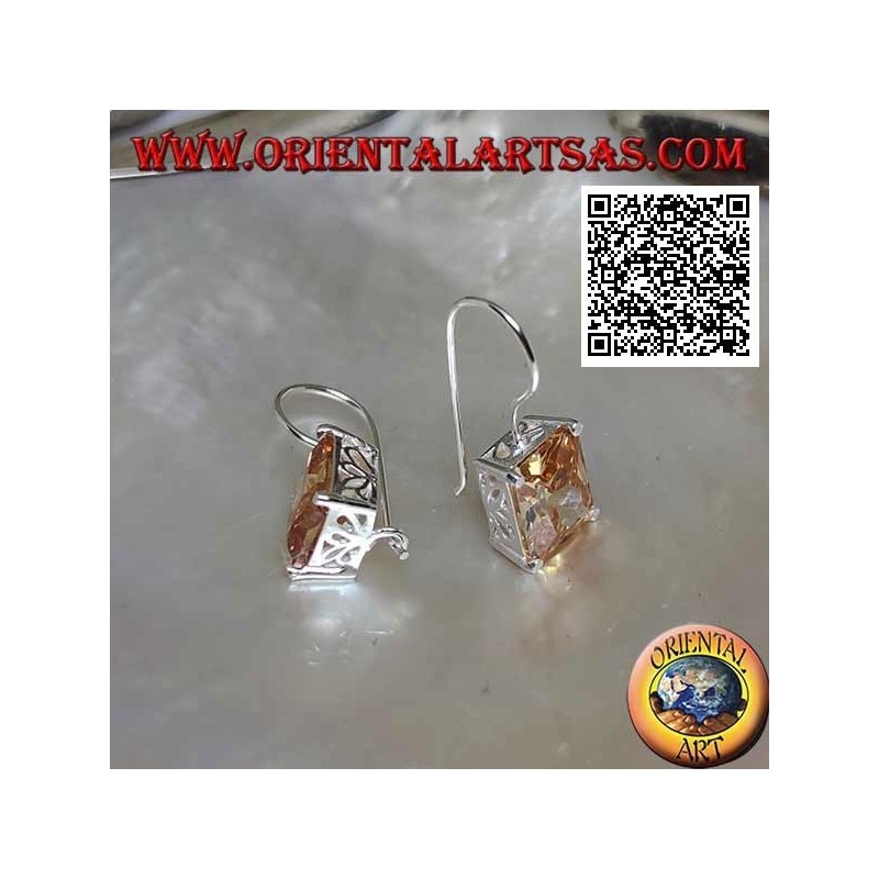 Orecchini in argento pendenti con zircone champagne rettangolare incastonato su montatura liscia con trafori laterali