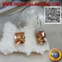 Silberne Ohrringe mit rechteckigem Champagnerzirkon auf einem glatten Rahmen mit seitlichen Öffnungen