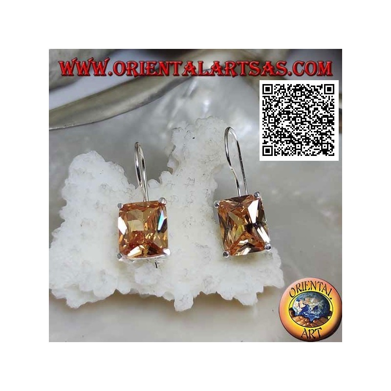 Silberne Ohrringe mit rechteckigem Champagnerzirkon auf einem glatten Rahmen mit seitlichen Öffnungen