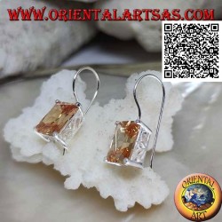 Pendientes colgantes de plata con circonita champán rectangular engastada en un marco liso con aberturas laterales