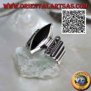 Anillo de plata con bandas verticales lisas tachonadas de marcasita con lanzadera central de ónix