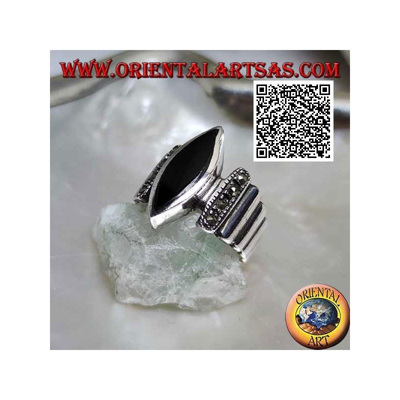 Anillo de plata con bandas verticales lisas tachonadas de marcasita con lanzadera central de ónix