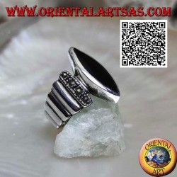 Anillo de plata con bandas verticales lisas tachonadas de marcasita con lanzadera central de ónix