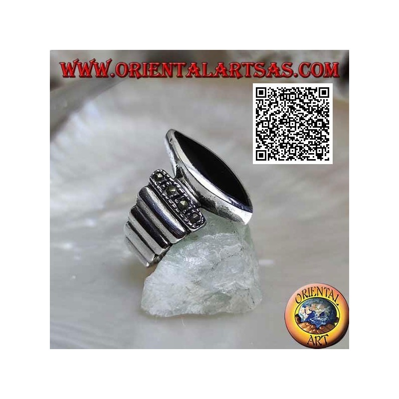 Bague en argent avec bandes verticales lisses parsemées de marcassite avec navette centrale onyx