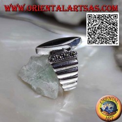 Bague en argent avec bandes verticales lisses parsemées de marcassite avec navette centrale onyx