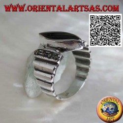 Anillo de plata con bandas verticales lisas tachonadas de marcasita con lanzadera central de ónix