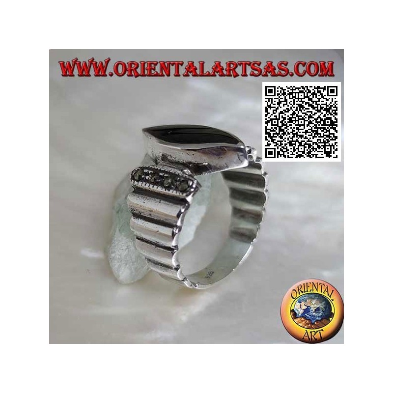 Anillo de plata con bandas verticales lisas tachonadas de marcasita con lanzadera central de ónix