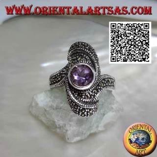 Silberring mit natürlichem rundem Amethyst in der Mitte eines ovalen Wirbels mit Markasit besetzt