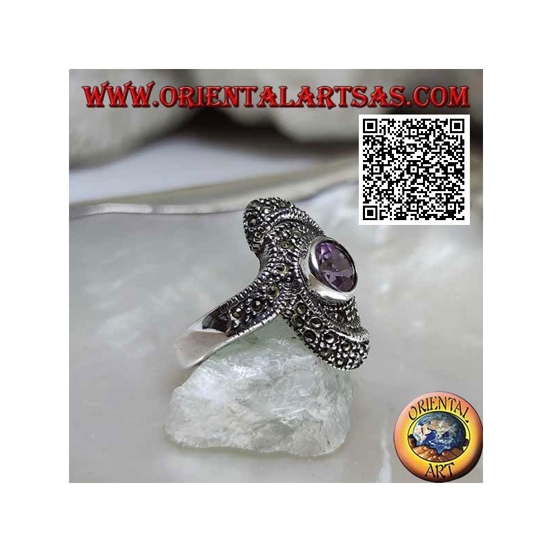 Anillo de plata con amatista redonda natural en el centro de un vórtice ovalado tachonado de marcasita