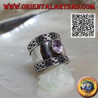 Breitbandiger Silberring mit ovalem facettiertem Amethyst und Schraffur an den Rändern