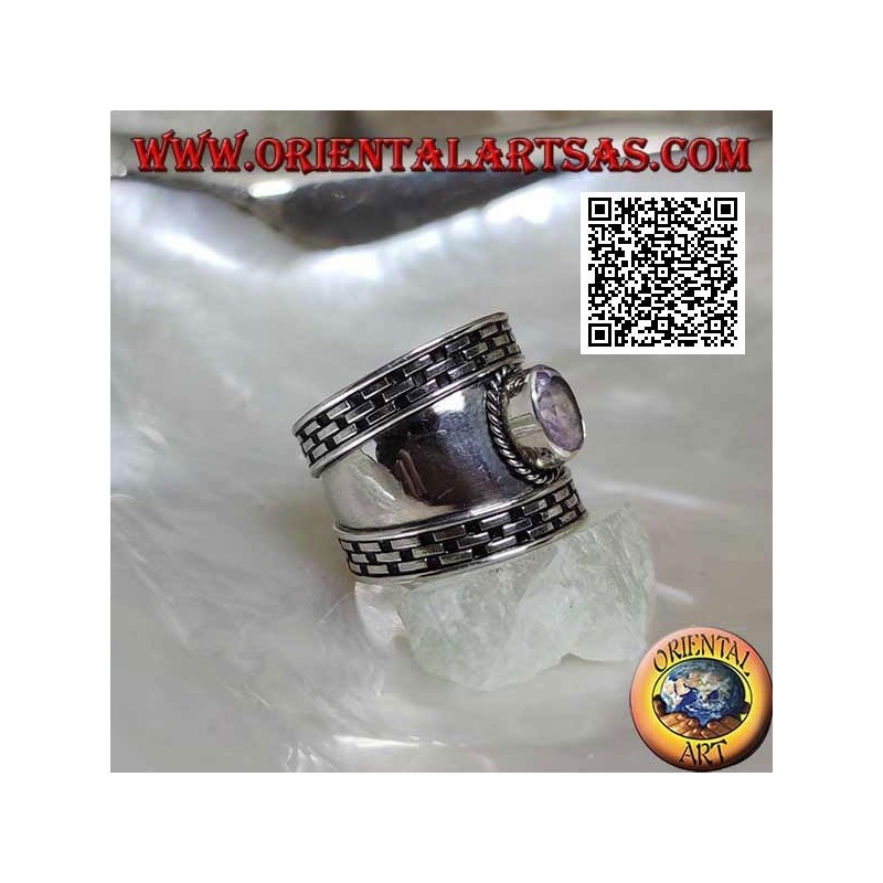 Anillo de plata de banda ancha con amatista facetada ovalada y rayado en los bordes