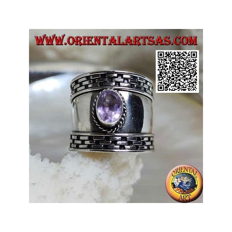 Anillo de plata de banda ancha con amatista facetada ovalada y rayado en los bordes