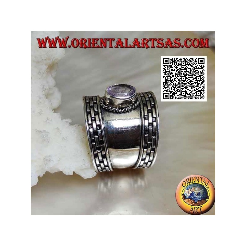 Anillo de plata de banda ancha con amatista facetada ovalada y rayado en los bordes