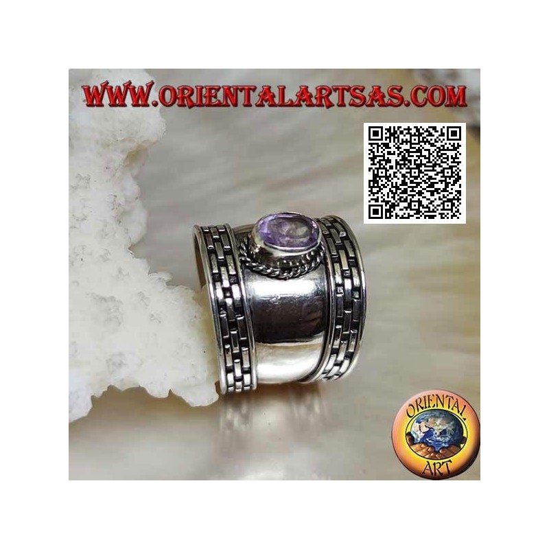 Anillo de plata de banda ancha con amatista facetada ovalada y rayado en los bordes
