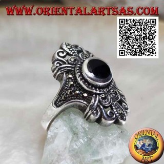 Bague en argent avec onyx rond sur un sertissage florentin parsemé de marcassite