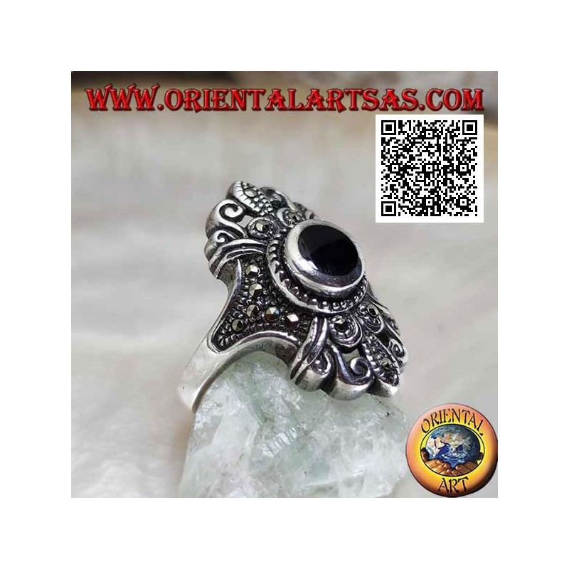 Bague en argent avec onyx rond sur un sertissage florentin parsemé de marcassite