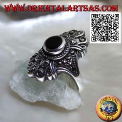 Bague en argent avec onyx rond sur un sertissage florentin parsemé de marcassite