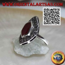 Bague en argent avec cornaline hexagonale allongée sur un sertissage navette serti de marcassite