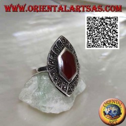 Bague en argent avec cornaline hexagonale allongée sur un sertissage navette serti de marcassite