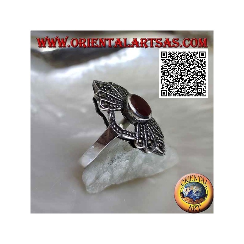 Anillo de plata con cornalina redonda en el círculo con un abanico de marcasita en forma de 5 arriba y abajo