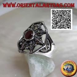 Anillo de plata con cornalina en estrella de ocho puntas tachonada de marcasita en el círculo