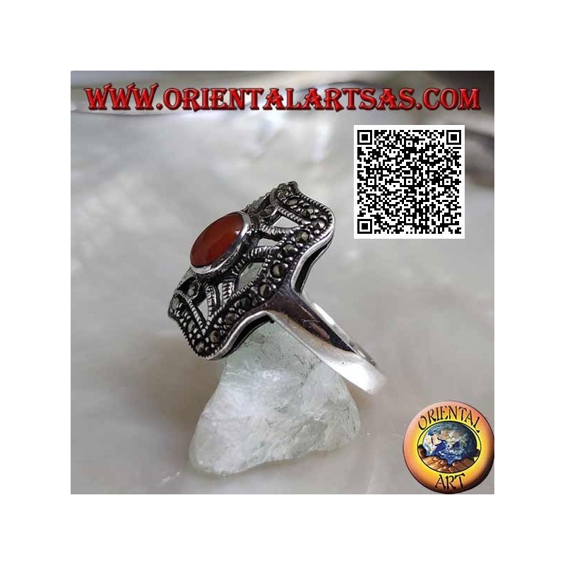 Anillo de plata con cornalina ovalada en cruz en el rectángulo irregular tachonado de marcasita