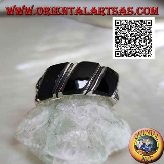Bague en argent avec trois bandes obliques d'onyx et de marcassite sur les côtés