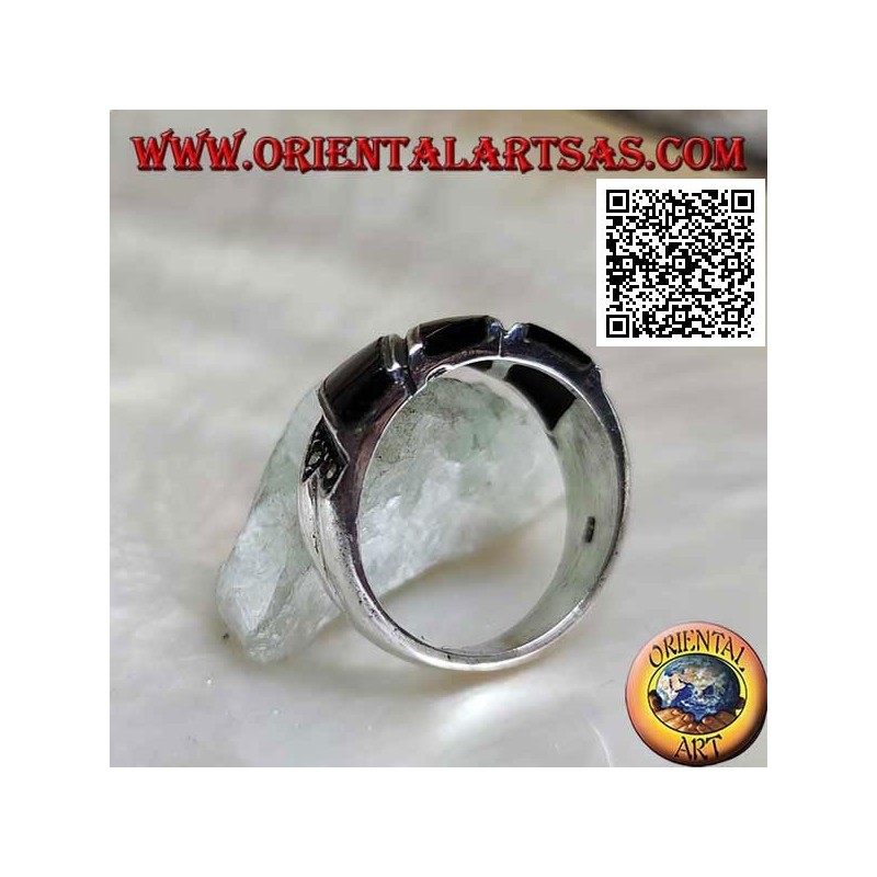Anillo de plata con tres bandas oblicuas de ónix y marcasita en los lados