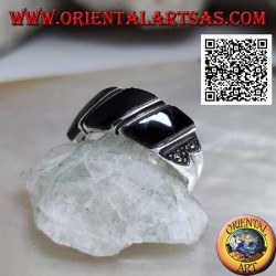 Anillo de plata con tres bandas oblicuas de ónix y marcasita en los lados