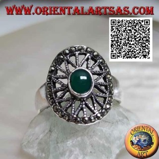 Bague en argent avec agate verte ovale sur étoile à huit branches dans l'ovale parsemé de marcassite