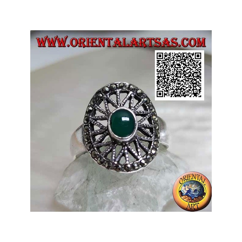 Bague en argent avec agate verte ovale sur étoile à huit branches dans l'ovale parsemé de marcassite