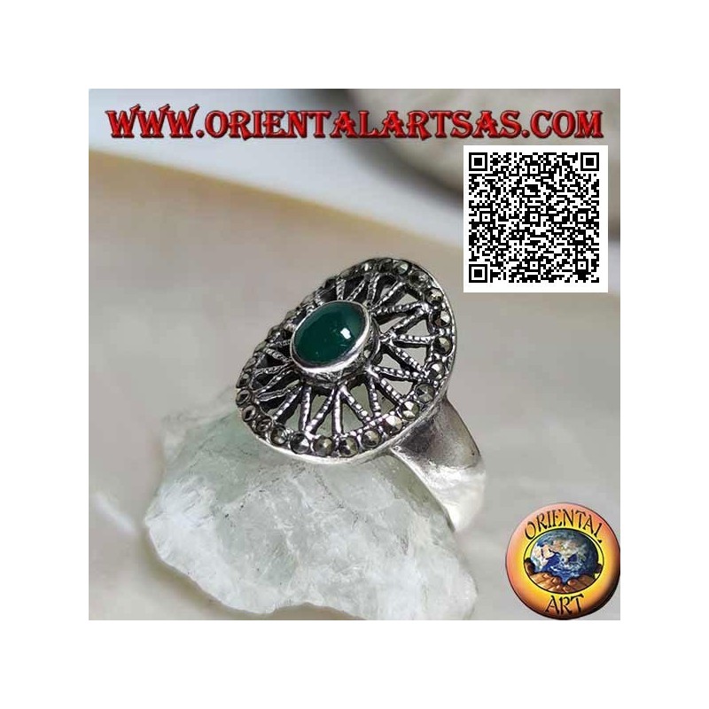 Bague en argent avec agate verte ovale sur étoile à huit branches dans l'ovale parsemé de marcassite
