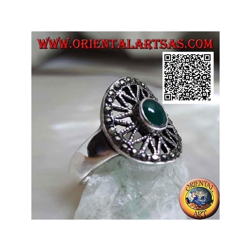 Anillo de plata con ágata verde ovalada en estrella de ocho puntas en el óvalo tachonado de marcasita