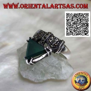 Anillo de plata con adornos de marcasita y conjunto de triángulo de ágata verde