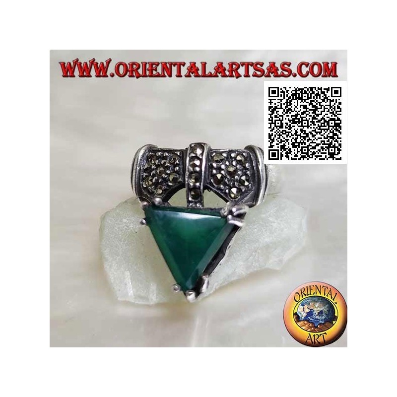 Anello in argento a fascia con decorazioni in marcassite e triangolo di agata verde incastonato