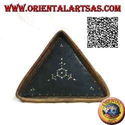 Svuotatasche vassoio triangolare di Lombok in legno di mogano, bordo in midollino e intarsi in madreperla (grande)
