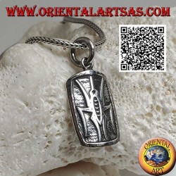 Medalla colgante de plata con escarabajo pelotero (símbolo egipcio de la resurrección) en bajorrelieve